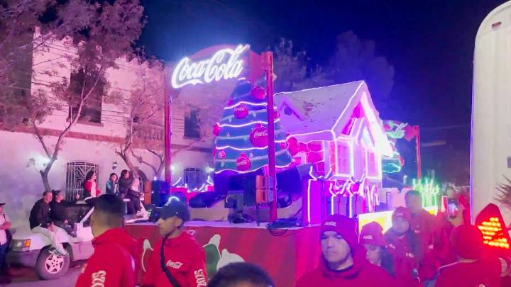 Ilumina la Caravana Coca Cola 2025 las calles de Saltillo