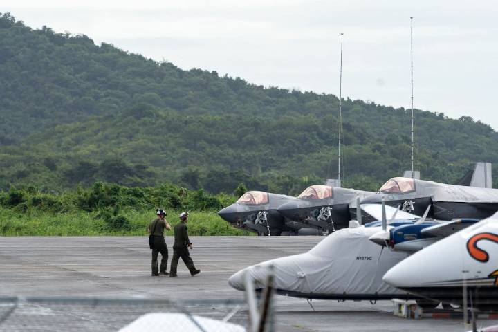 Trump vuelve a amenazar con atacar Venezuela y el régimen rechaza un “intento de intimidación” con aviones "Por tierra es mucho más fácil".