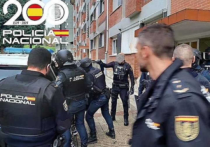 En libertad con orden de alejamiento el hombre detenido por encerrar a su pareja durante más de diez días en Langreo