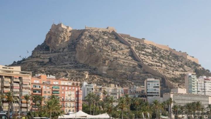 Alicante adelanta a mayo el horario de verano de las terrazas de bares y restaurantes