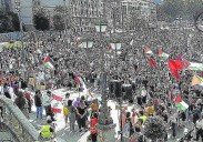 Cuatro ertzainas heridos y un detenido en una concentración pro