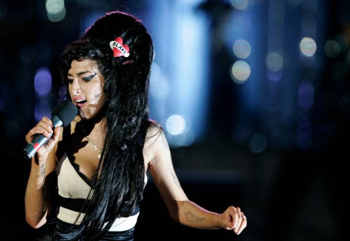 Padre de Amy Winehouse emprende acciones legales contra dos amigas cercanas de la cantante