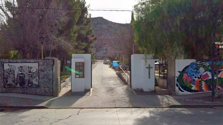 Repudio en un cementerio de Neuquén: jóvenes hicieron un picnic al lado de una tumba