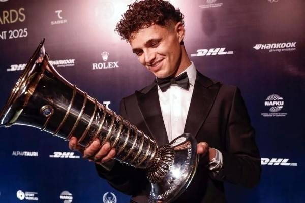 Recibe Lando Norris el trofeo de campeón de la F1