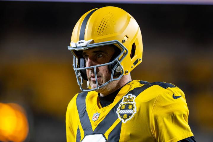 Aaron Rodgers Snaps at Locker Room After Addressing Steelers’ Coaching Issues Steelers QB Aaron Rodgers gives powerful message to his teammates while defending his HC Mike Tomlin from the fans. Amit K