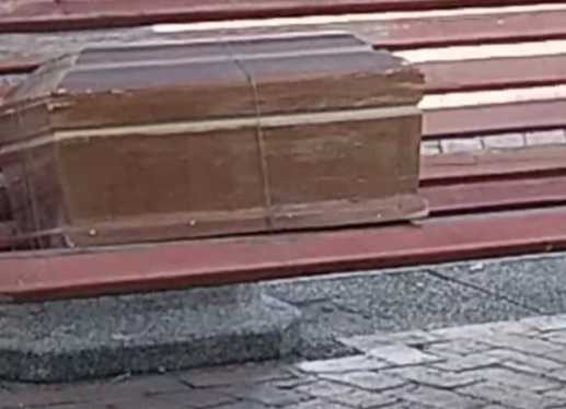 Revuelo por el misterioso y pequeño ataúd que desconocidos dejaron abandonado en la Plaza de Nariño, en pleno centro de Pasto: ¿qué contenía?