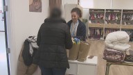 Una tienda solidaria de ropa en Ciempozuelos donde se paga en "granadas"
