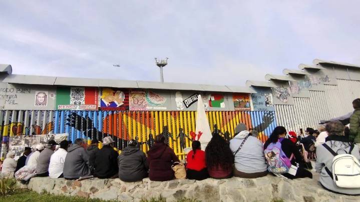 Desde el muro fronterizo, activistas envían mensaje de paz y dignidad en la Posada Sin Fronteras