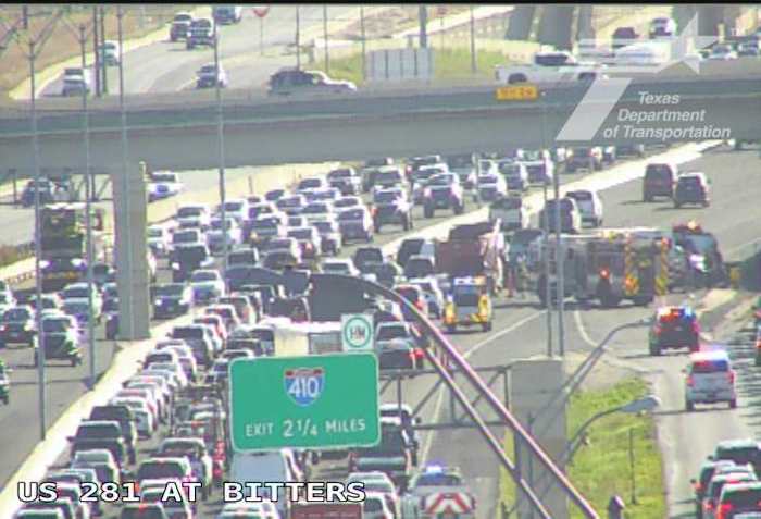 2 injured in rollover crash on U.S. Highway 281, SAFD says