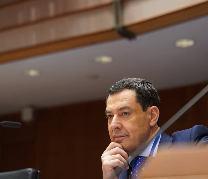 Moreno señala que las hermandades y la cultura actúan como vínculos entre Andalucía y Cataluña y propone avanzar en metas compartidas