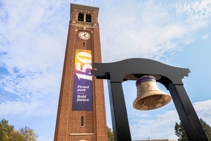 UNI encourages students to ring the new bell to celebrate