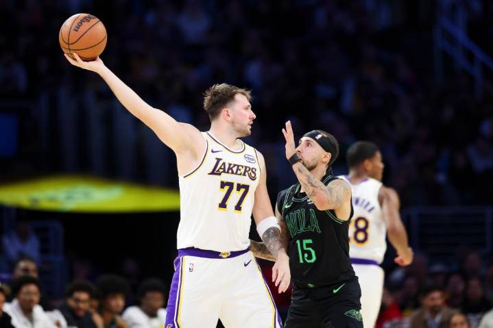 Luka Doncic y Lakers inician fuerte y vencen 133-121 a Pelicans para su séptima victoria seguida – Chicago Tribune