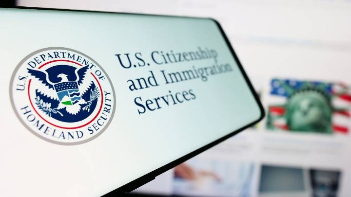 USCIS anuncia importante cambio con las fotos en documentos