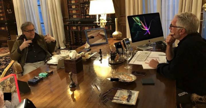 ¿Epstein tenía fotografías de menores en su escritorio? Esto reveló la misteriosa imagen