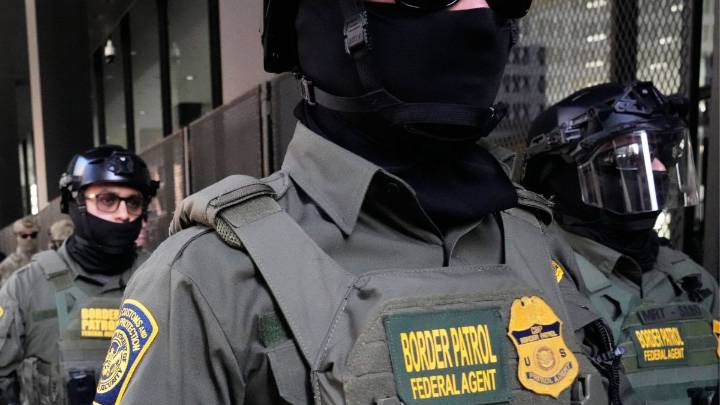 Patrulla Fronteriza arresta a tres personas que recibían ayuda humanitaria en Arizona