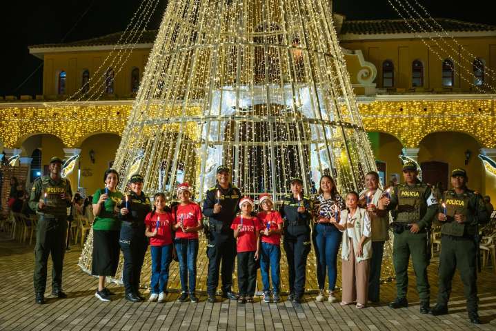 Cuidando la tradición: la Policía que mantiene la Noche de las Velitas en paz
