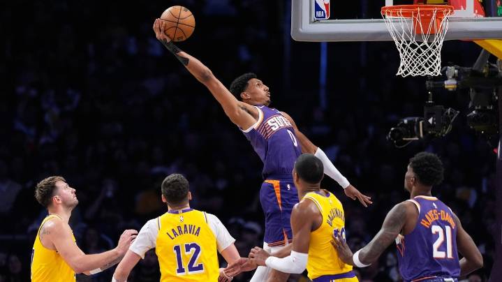 Suns snap Lakers' 7-game winning streak with 125-108 victory despite Booker's early exit