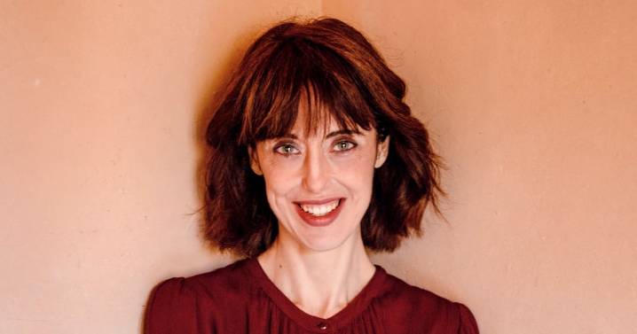 Mientras alguien cena o abre la ventana: un relato de Irene Vallejo