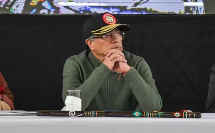 Petro invita a Trump para ver “cómo destruyen” laboratorios de drogas, en vez de “amenazar” su soberanía