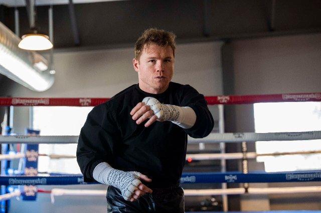 Canelo evalúa enfrentar de nuevo a Crawford en 2026