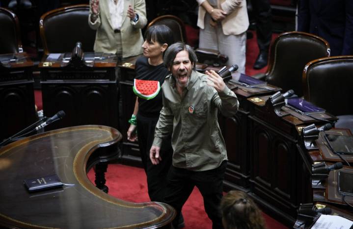 Fuerte cruce entre Nicolás del Caño, Myriam Bregman y la mileísta Lilia Leomoine