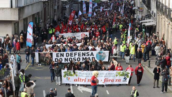 Miles de personas se movilizan en Santiago contra el proyecto de Altri y la Mina de Touro