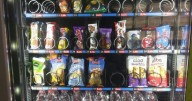 Adiós a las patatas y bollos de las máquinas de vending: Consumo pide que incluyan un 80 % de alimentos saludables