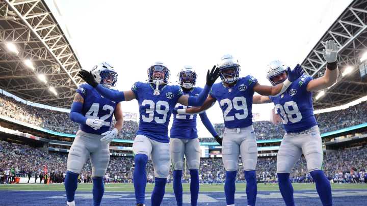 Seahawks dominate Vikings, move to 9