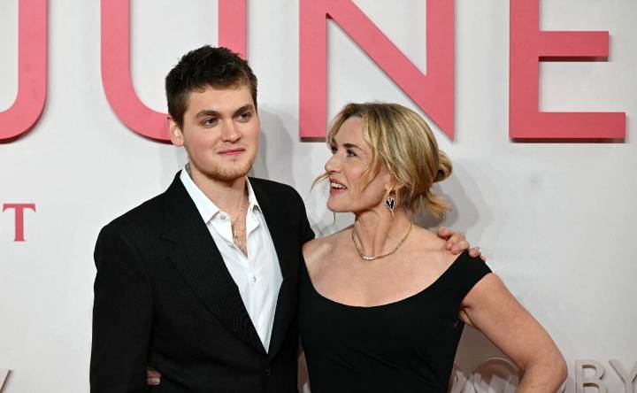 Kate Winslet posa orgullosa con su hijo, quien escribió el guion de la cinta con la que debuta como directora