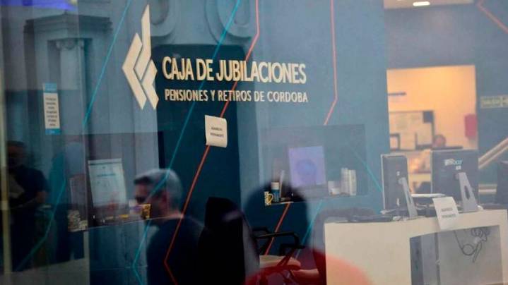 En plena tensión por la Caja : Córdoba paga aguinaldo y bono a jubilados antes de Navidad ¿Quiénes lo cobran?