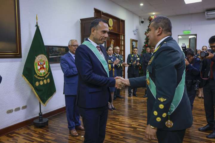 Presidente Jerí recibe Orden del Mérito PNP y distinción Mariano Santos Mateo