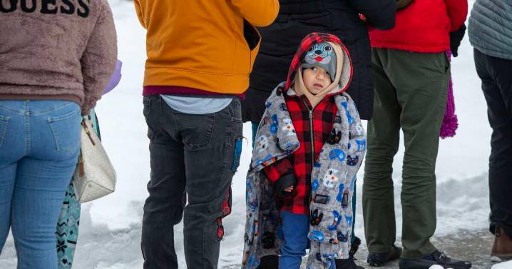 Hundreds rally in support of Iowa immigrants checking in with ICE in Cedar Rapids