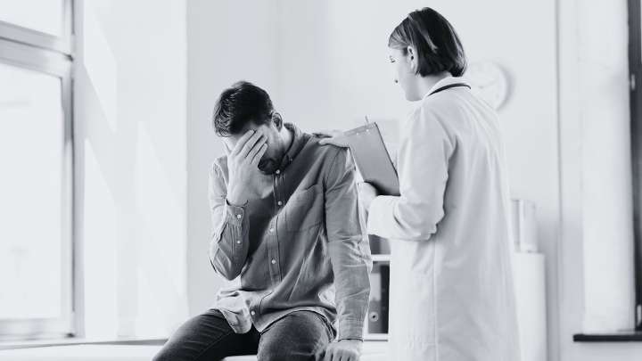 Reconocido actor de telenovelas rompe en llanto al hablar de su parálisis facial