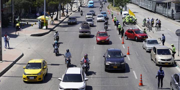 Ojo si decide salir de Bogotá en el puente festivo: habrá Pico y placa regional el lunes 8 y más restricciones de movilidad