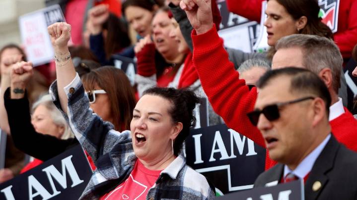 Utah repeals ban on collective bargaining for teachers, firefighters and police unions