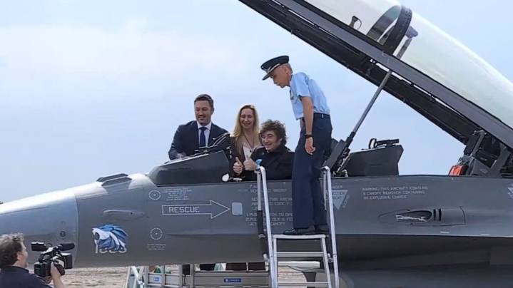Milei presentó los F16 en Córdoba: "A partir de hoy todos estamos un poco más seguros"