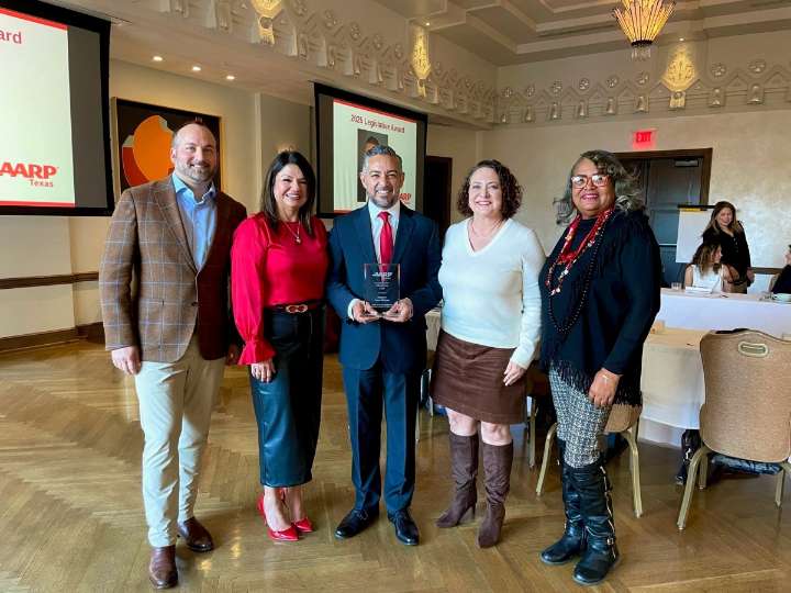 Senador César J. Blanco recibe el Premio al Logro Legislativo 2025 otorgado por AARP Texas