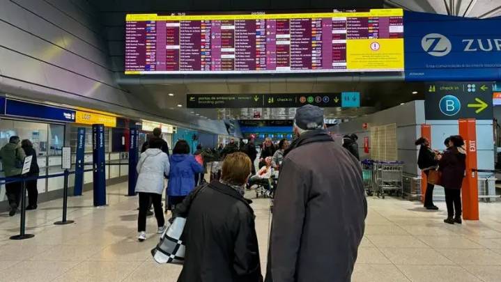 Portugal: la huelga general deja decenas de vuelos cancelados y un aeropuerto casi vacío en Lisboa
