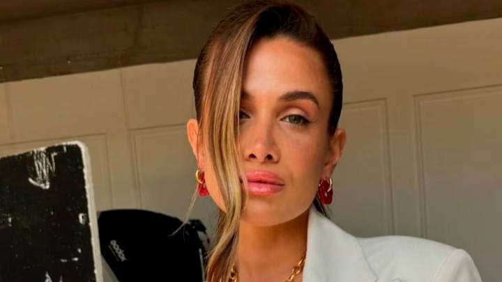 Las fotos de la lujosa casa de Cami Homs: living en el jardín, galería rústica y el rincón creado para Aitana