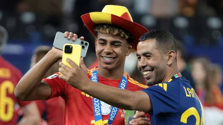 El padre de Lamine Yamal obliga a intervenir a la seguridad de La Cartuja en mitad del Real Betis