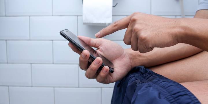 Este es el riesgo médico asociado con el uso del teléfono en el baño
