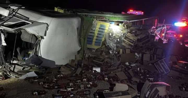 Vuelca camión con carga de Kermato en carretera Jiménez