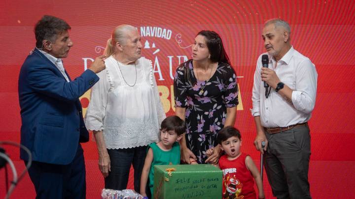 Emoción en barrio UPCN: los vecinos se unieron y donaron cajas solidarias