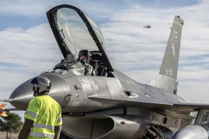Arrancó la travesía de los F-16 que compró el Gobierno