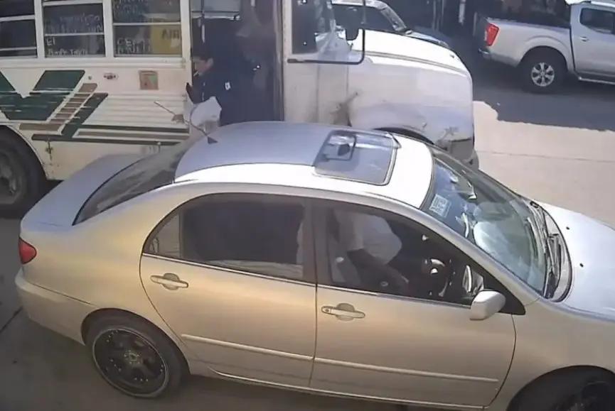 Suspenden a chofer que arrojó a estudiante de camión en movimiento en Cabo San Lucas; PGJE ya investiga