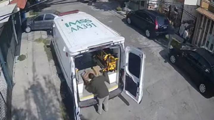 Captan ambulancia del IMSS usada como camión de fletes en Cuautitlán Izcalli