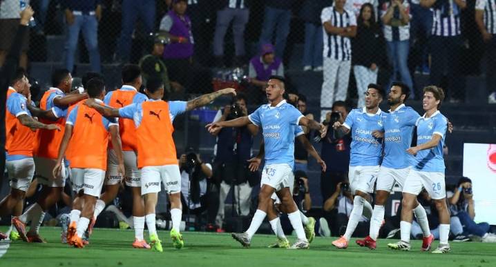 Martín Távara de penal pone el primero de Sporting Cristal ante Alianza Lima en Matute