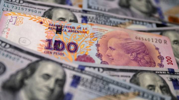 Economía al rojo vivo: el peso argentino fue de las monedas que más se devaluaron en 2025