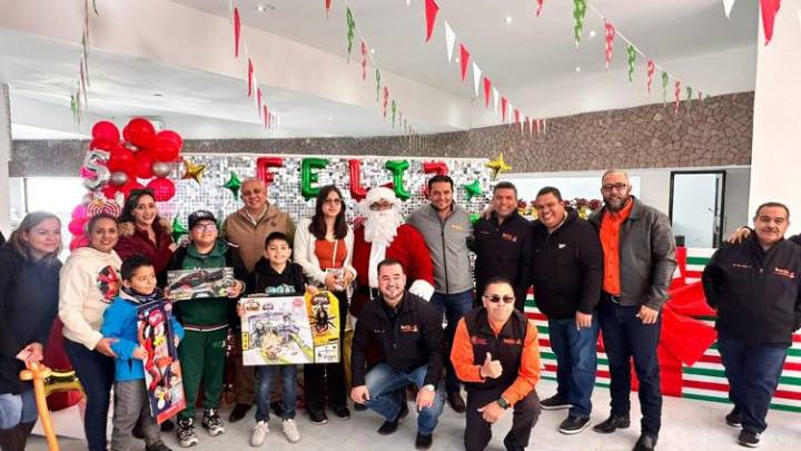 Celebra SNTE posada navideña con 4 mil juguetes a trabajadores