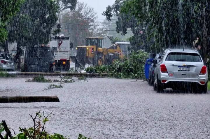 Frías bajo agua otra vez: la tormenta no dio respiro y los obreros trabajan sin pausa